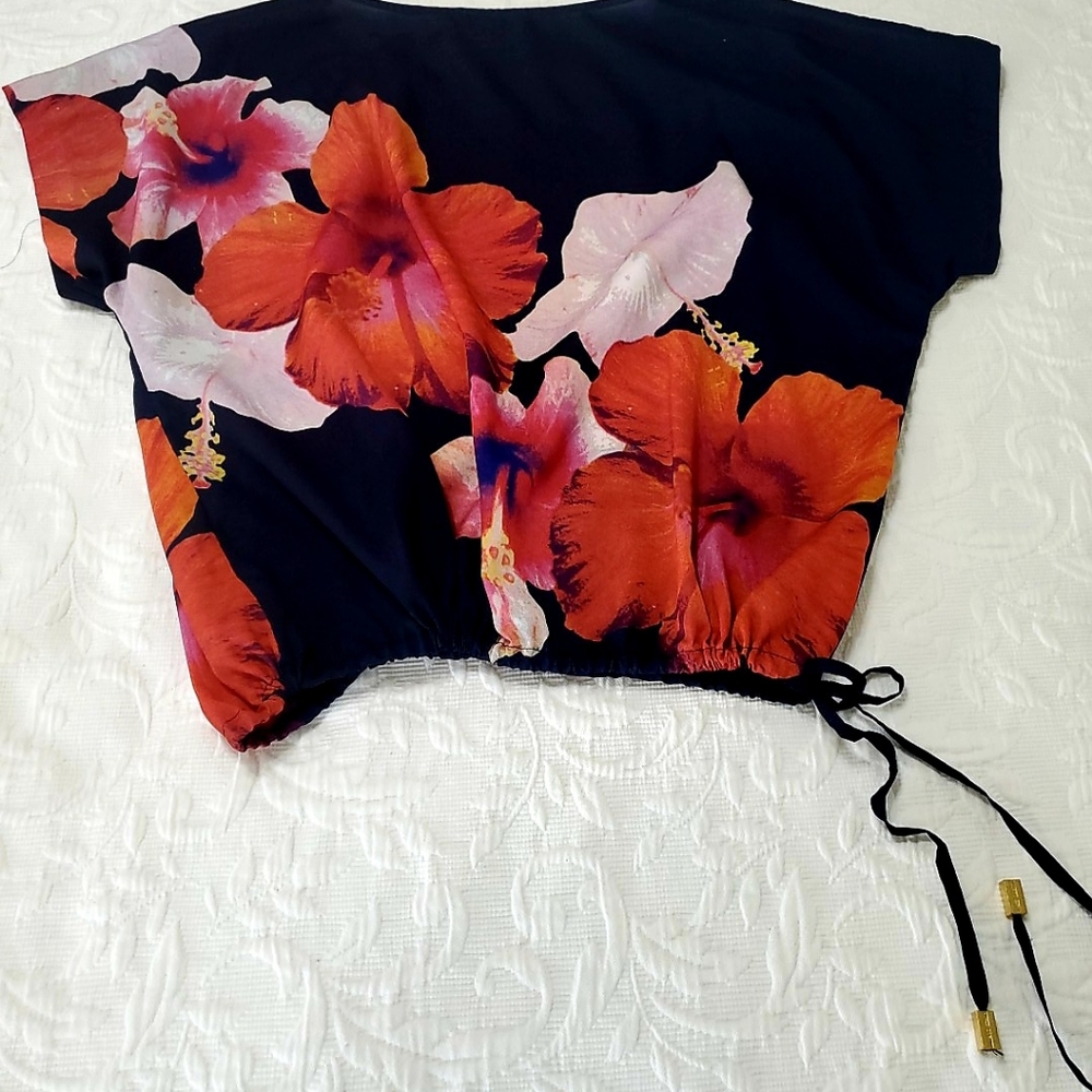LADY'S TOP - Picture 2 of 3